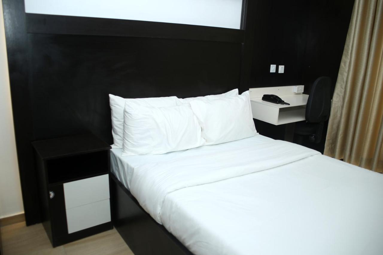 Hotel Capitol إيكجا المظهر الخارجي الصورة