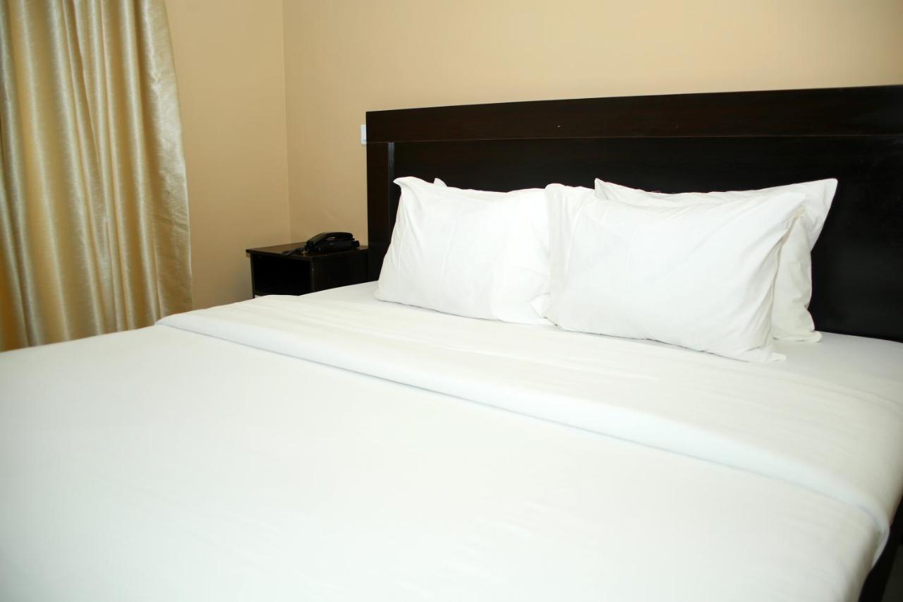 Hotel Capitol إيكجا المظهر الخارجي الصورة