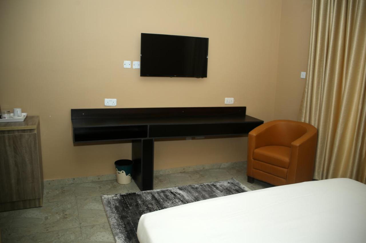 Hotel Capitol إيكجا المظهر الخارجي الصورة