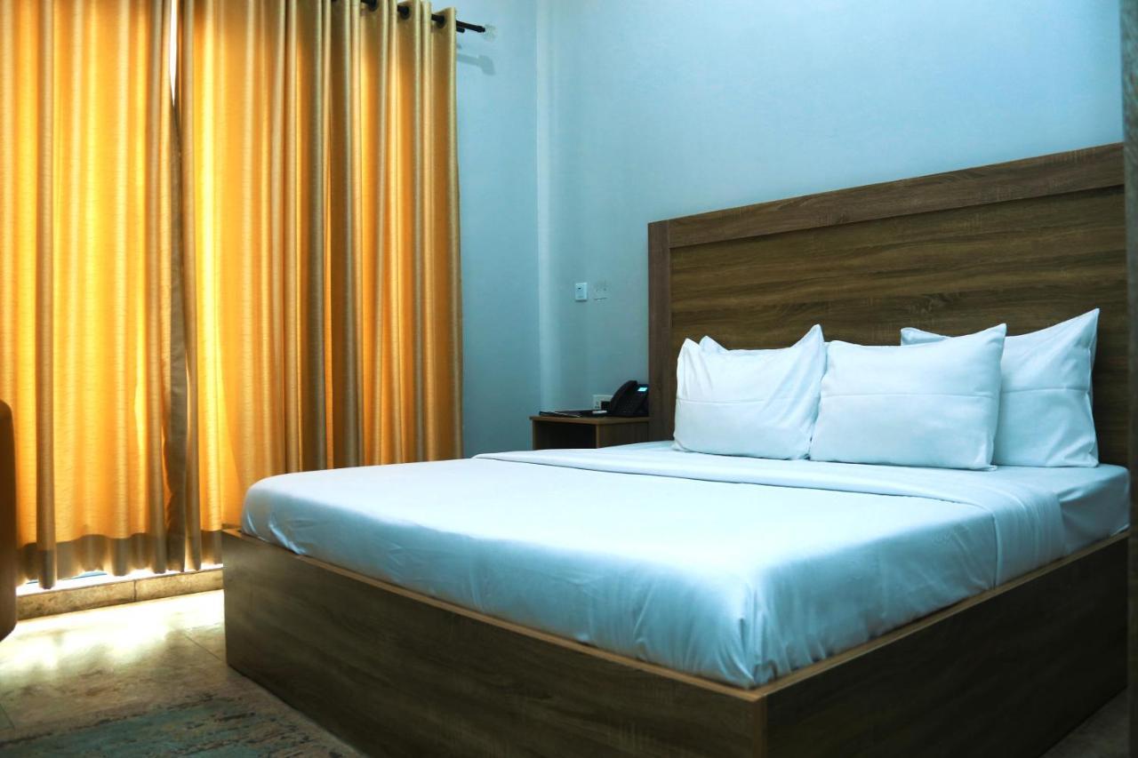 Hotel Capitol إيكجا المظهر الخارجي الصورة