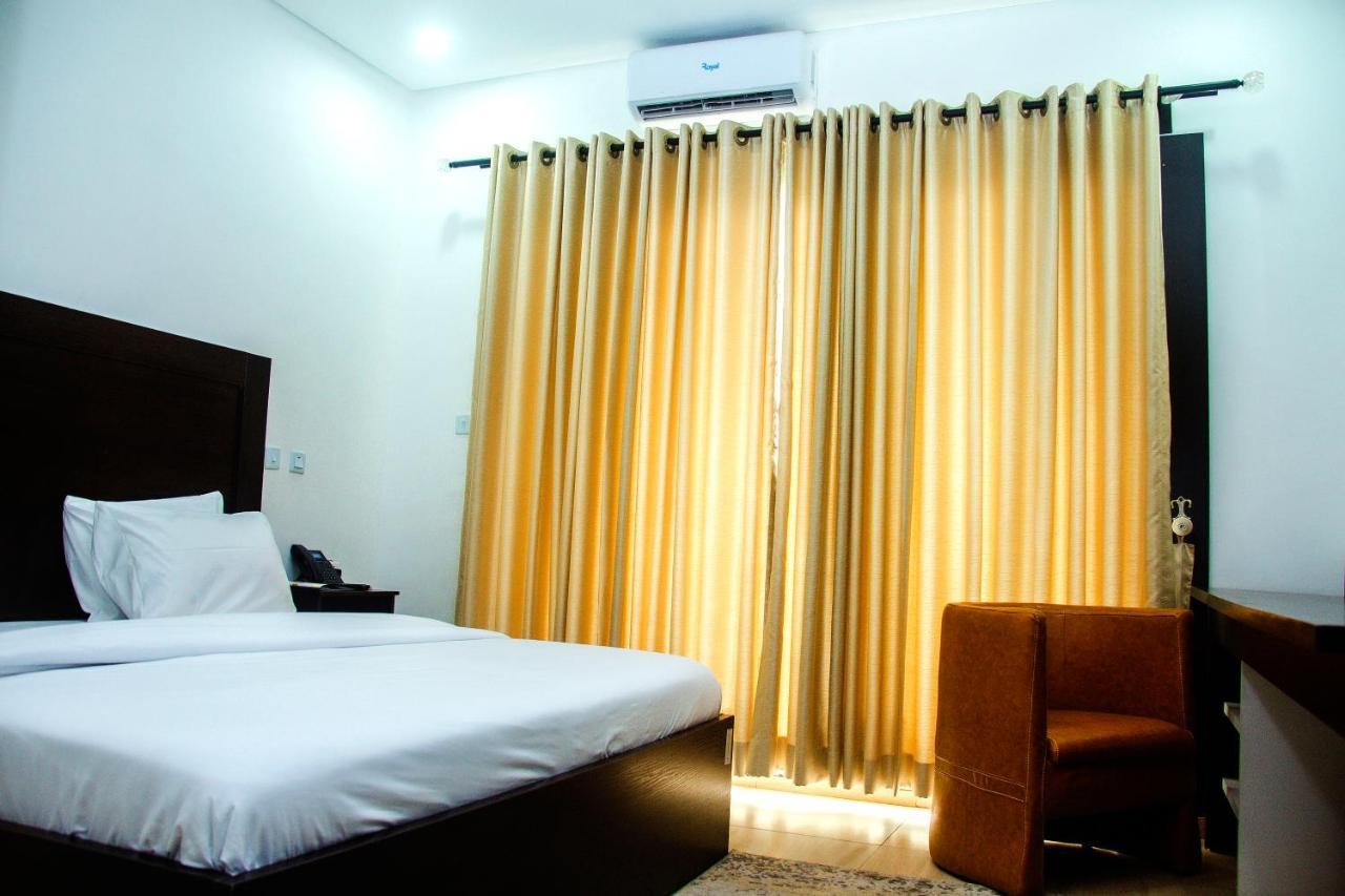 Hotel Capitol إيكجا المظهر الخارجي الصورة
