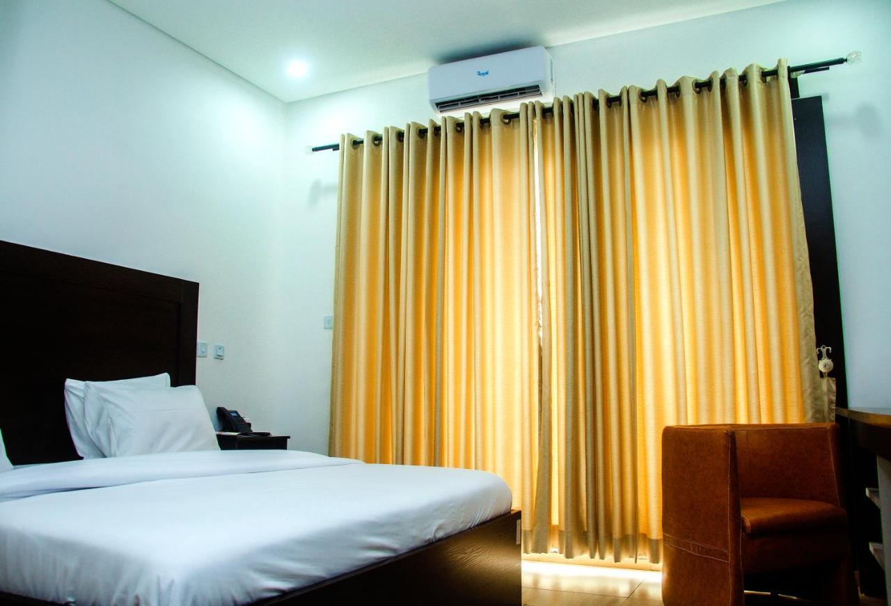 Hotel Capitol إيكجا المظهر الخارجي الصورة